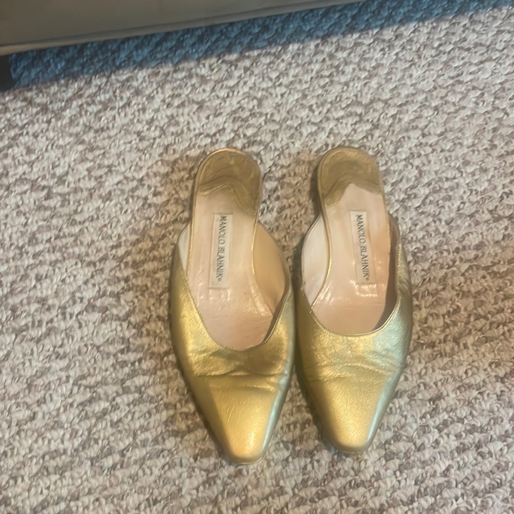 Manolo blahnik gold slippers